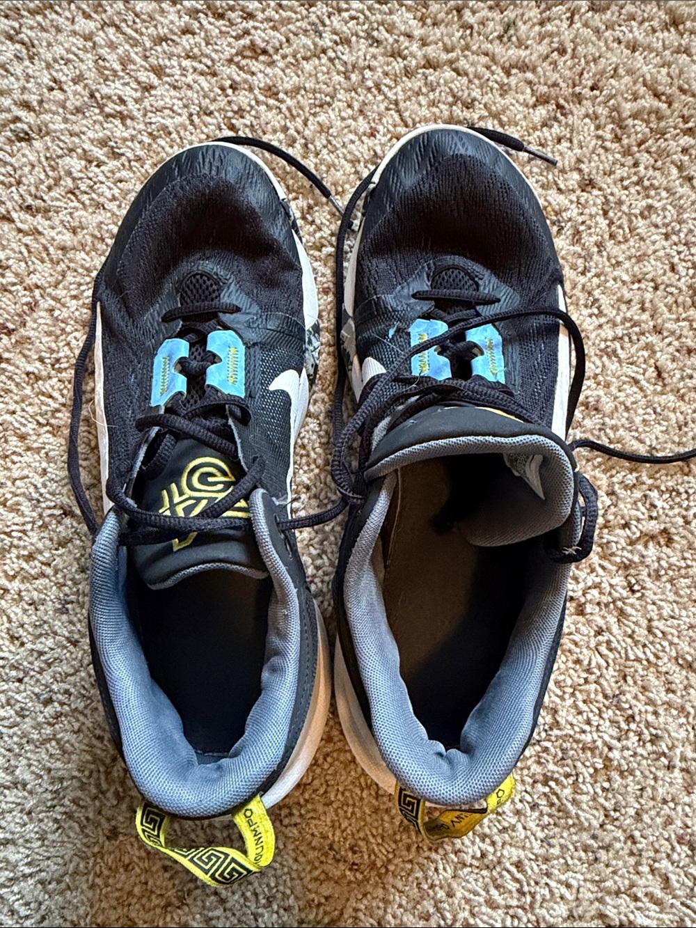 Nike Men's Black and Gray Athletic Shoes with White Swoosh